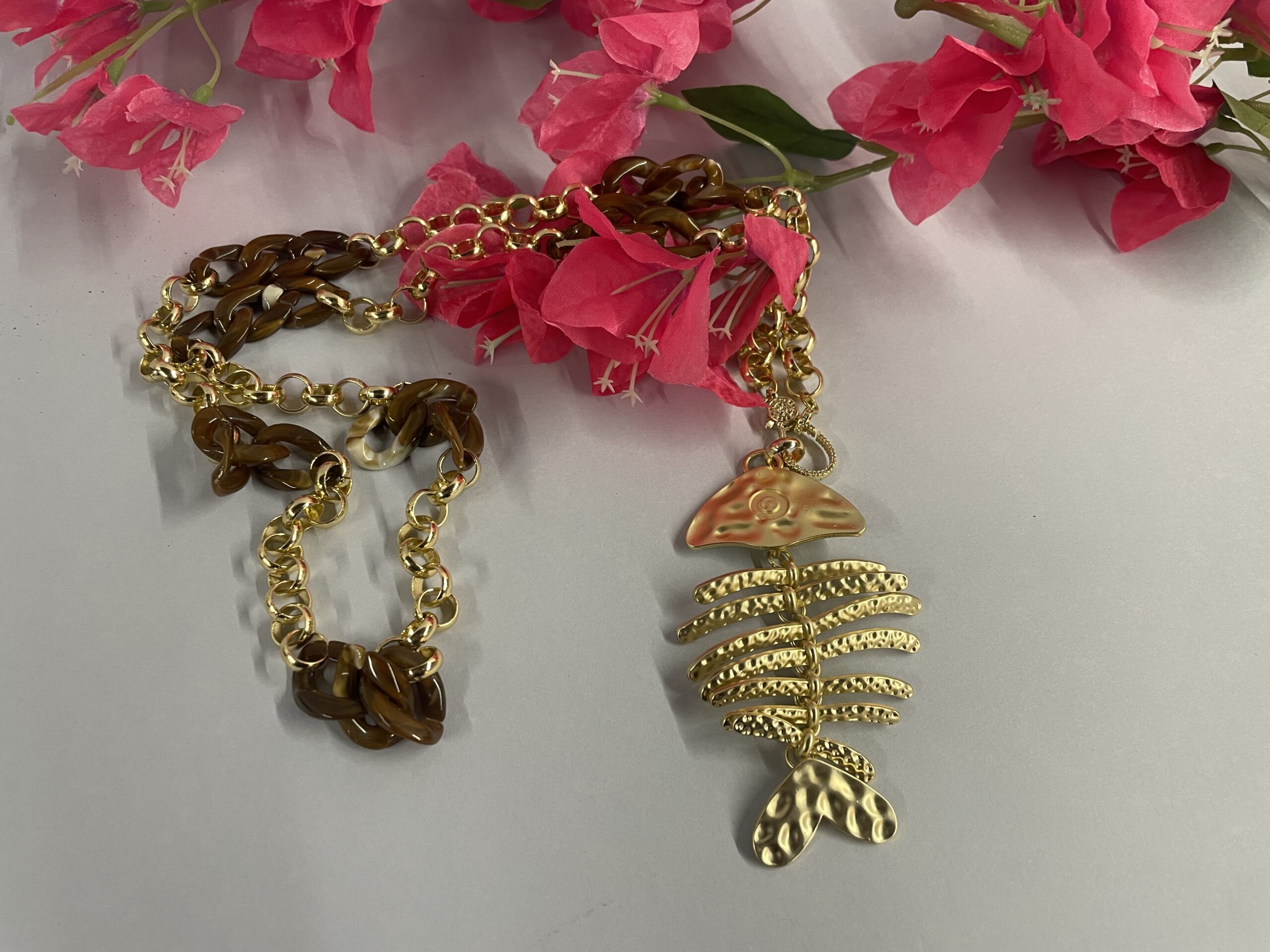 collana lunga con ciondolo pesce
