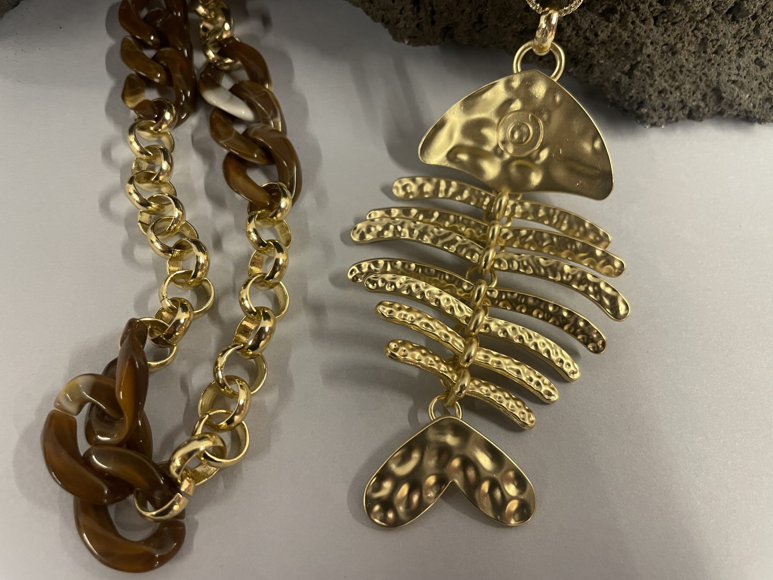 collana lunga con maxi pesce
