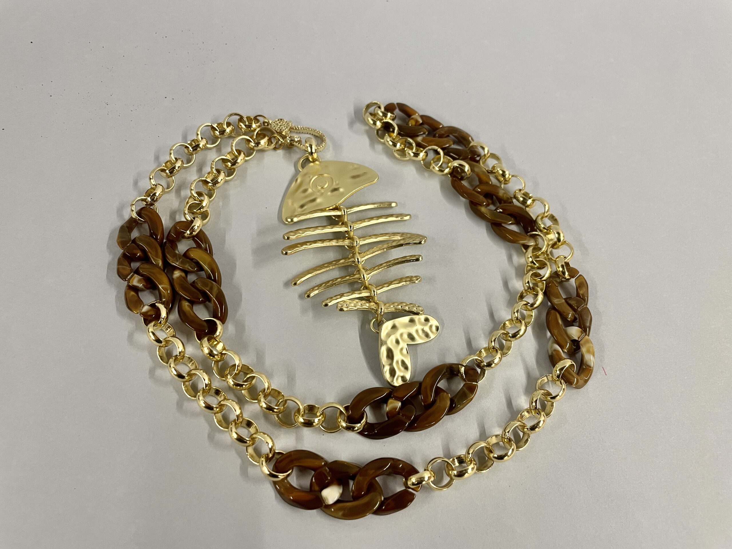 collana lunga con pesce stilizzato