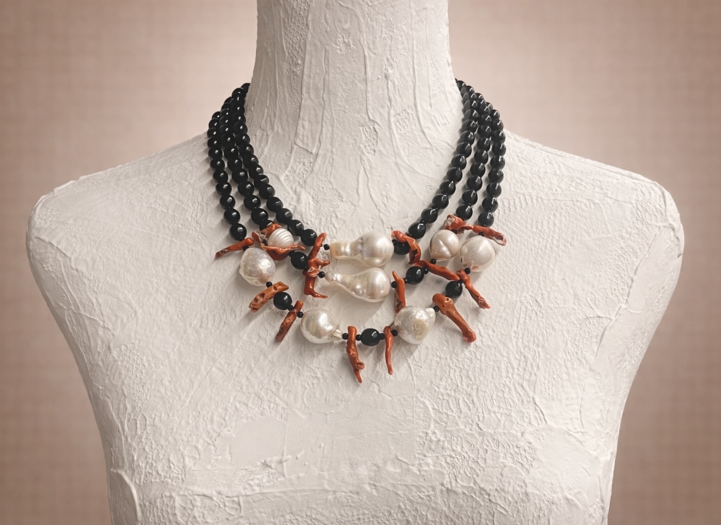collana multifilo con onice, scaramazze e corallo rosso