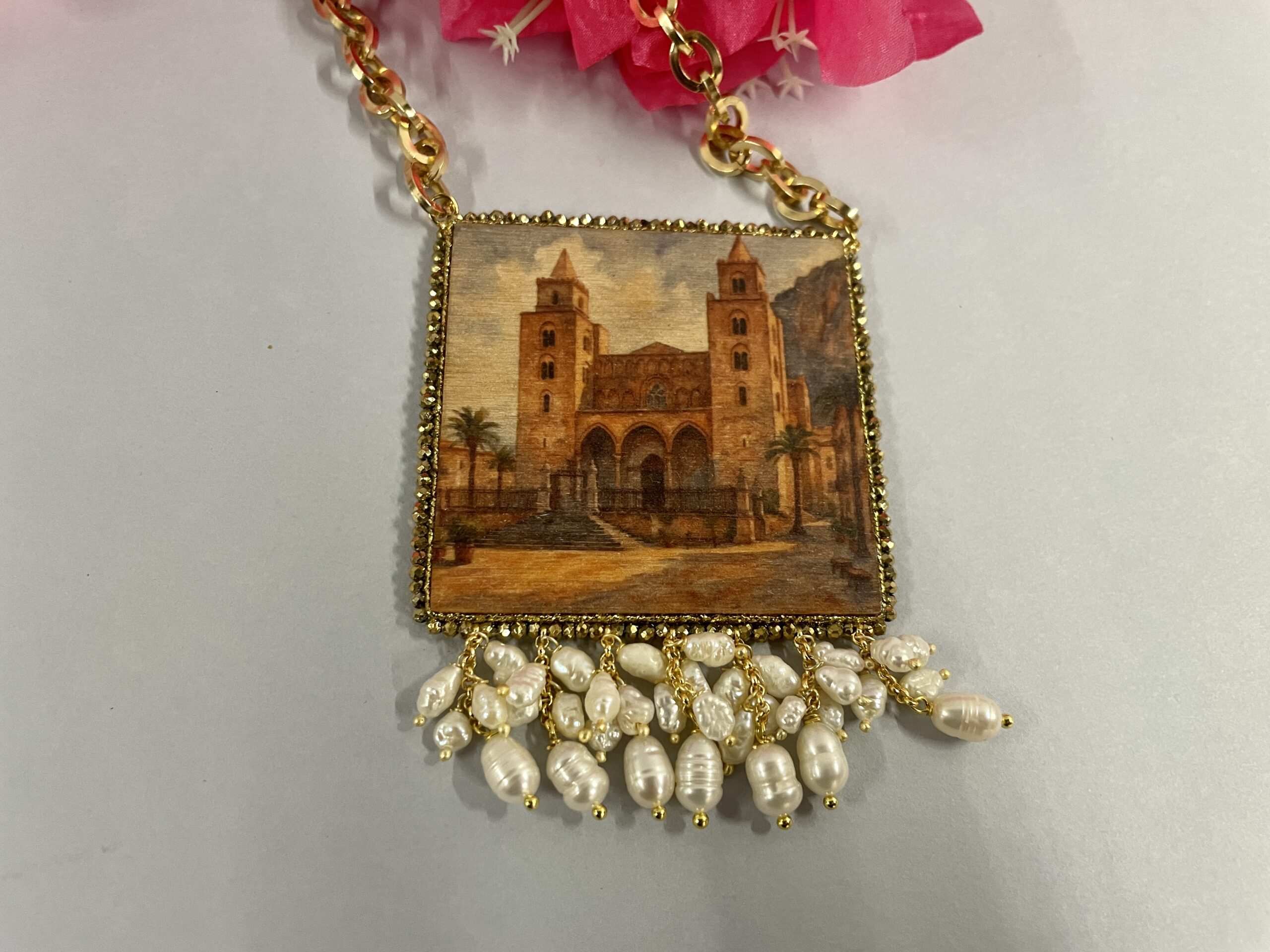 Collana siciliana artigianale Duomo di Cefalù – Collana con ciondolo in legno, perle di fiume, gioiello ispirato alla Sicilia Collane caratteristiche siciliane