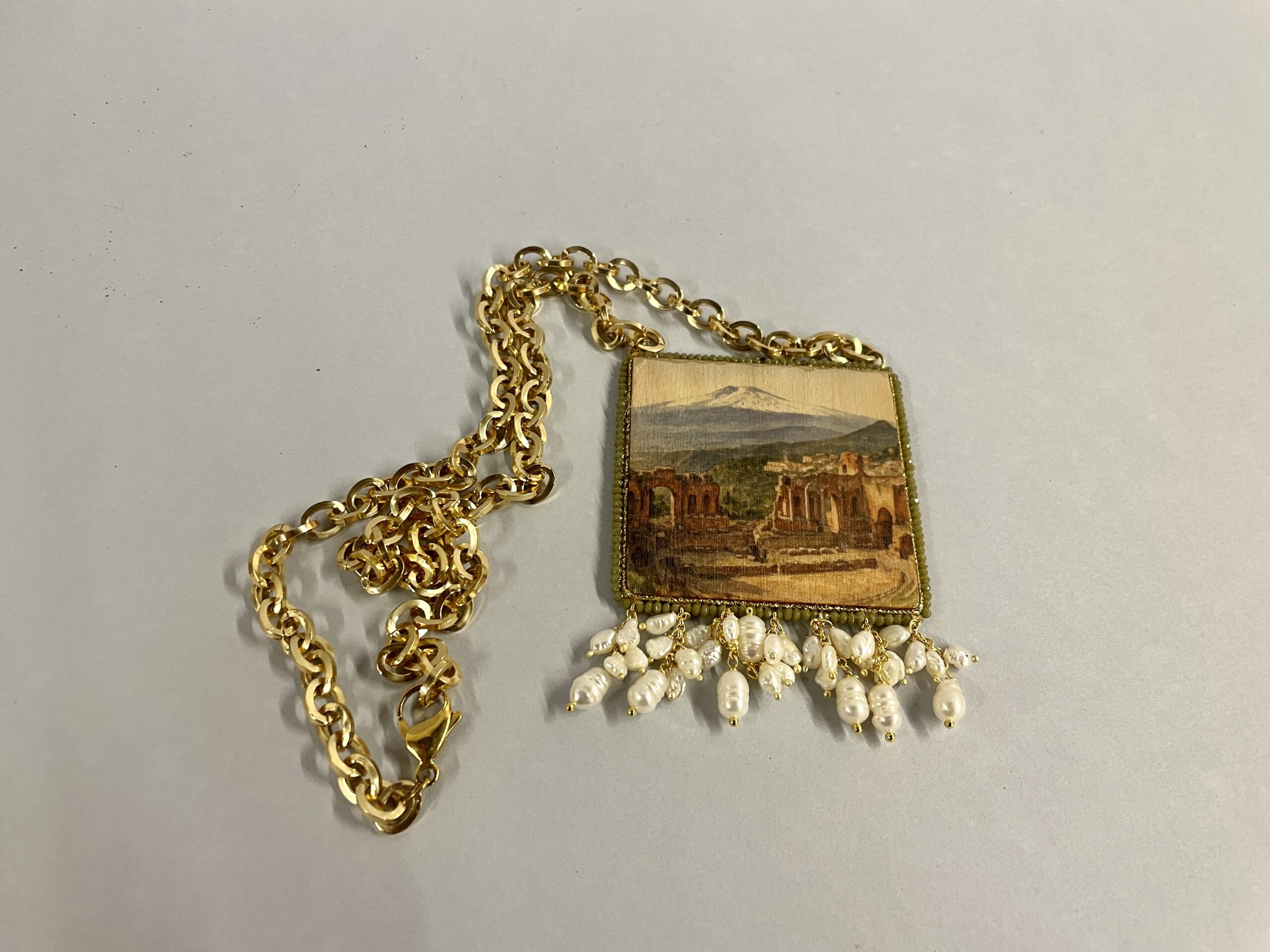 collana siciliana artiginale con ciondolo vista Etna