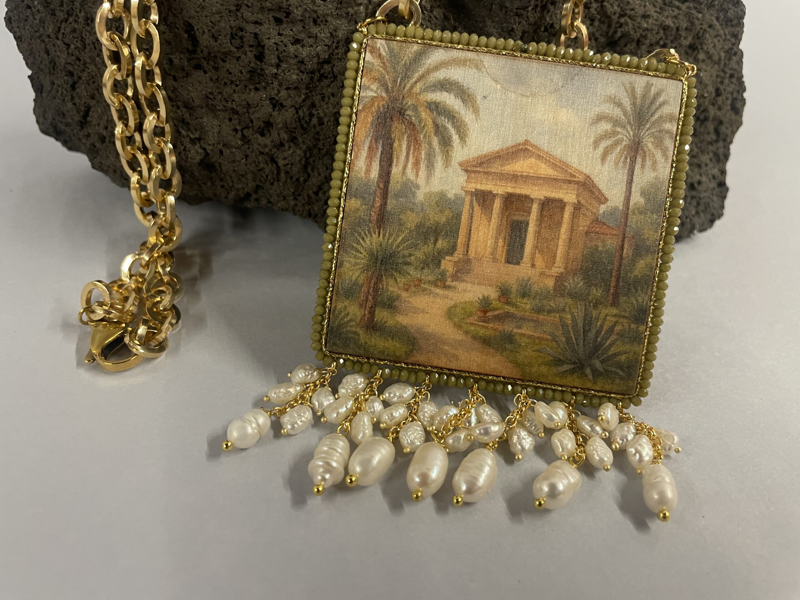 Collana artigianale con giardino botanico mediterraneo
