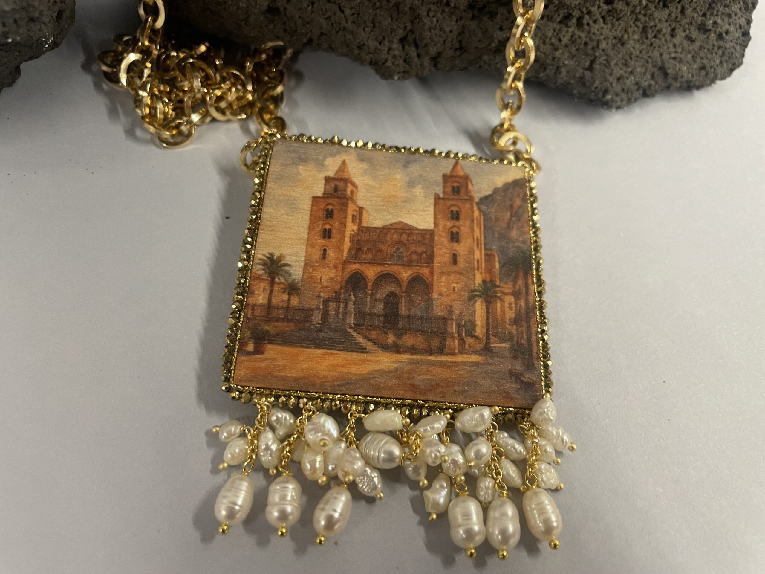 Collana siciliana artigianale Duomo di Cefalù – Collana con ciondolo in legno, perle di fiume, gioiello ispirato alla Sicilia Collane caratteristiche siciliane