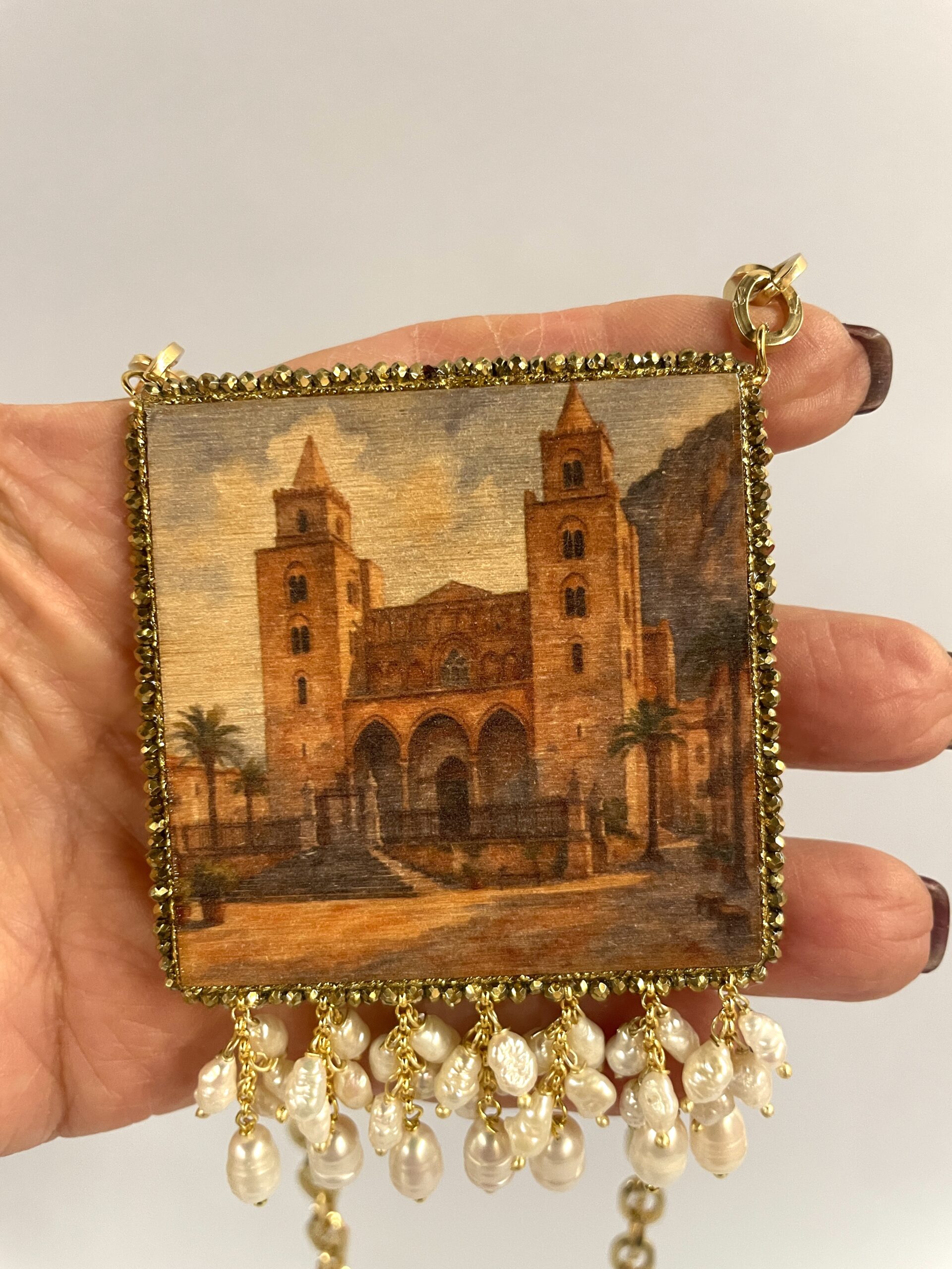 Collana siciliana artigianale Duomo di Cefalù – Collana con ciondolo in legno, perle di fiume, gioiello ispirato alla Sicilia Collane caratteristiche siciliane
