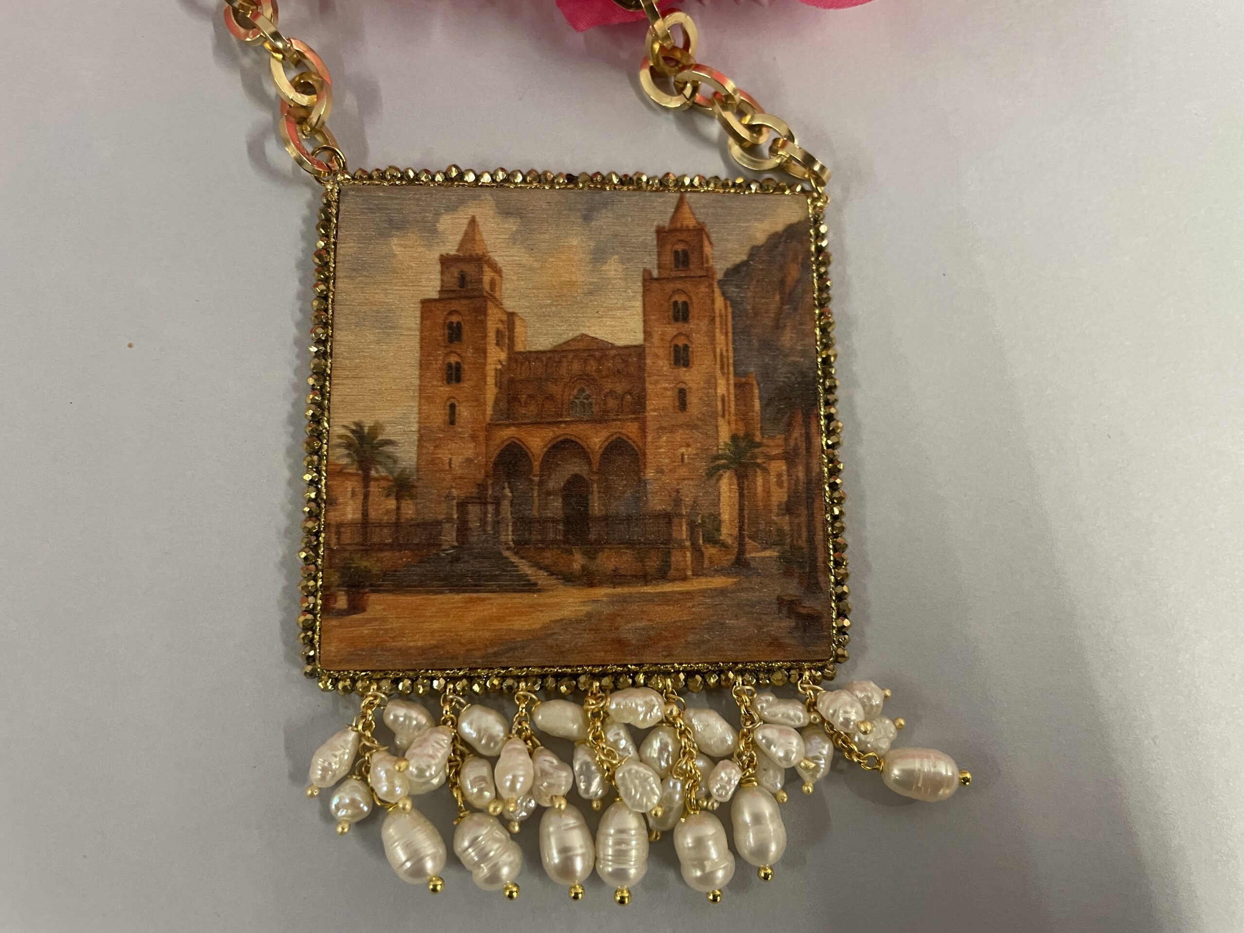 Collana siciliana artigianale Duomo di Cefalù – Collana con ciondolo in legno, perle di fiume, gioiello ispirato alla Sicilia Collane caratteristiche siciliane