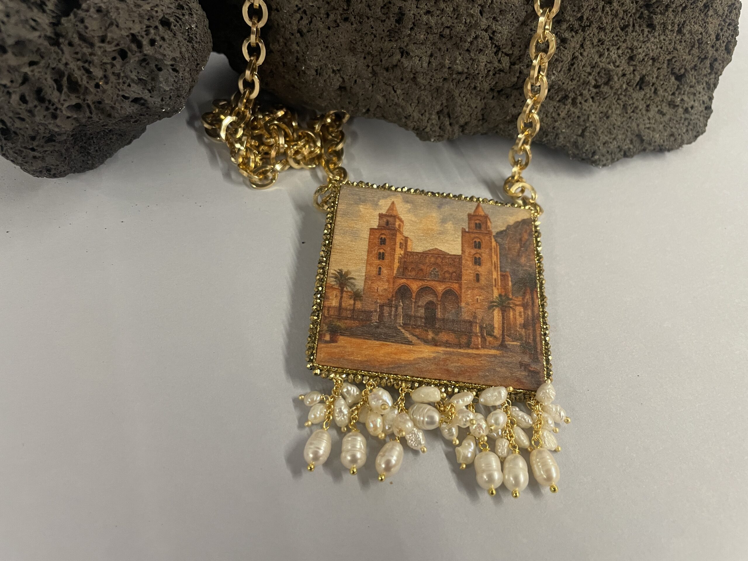 Collana siciliana artigianale Duomo di Cefalù – Collana con ciondolo in legno, perle di fiume, gioiello ispirato alla Sicilia Collane caratteristiche siciliane