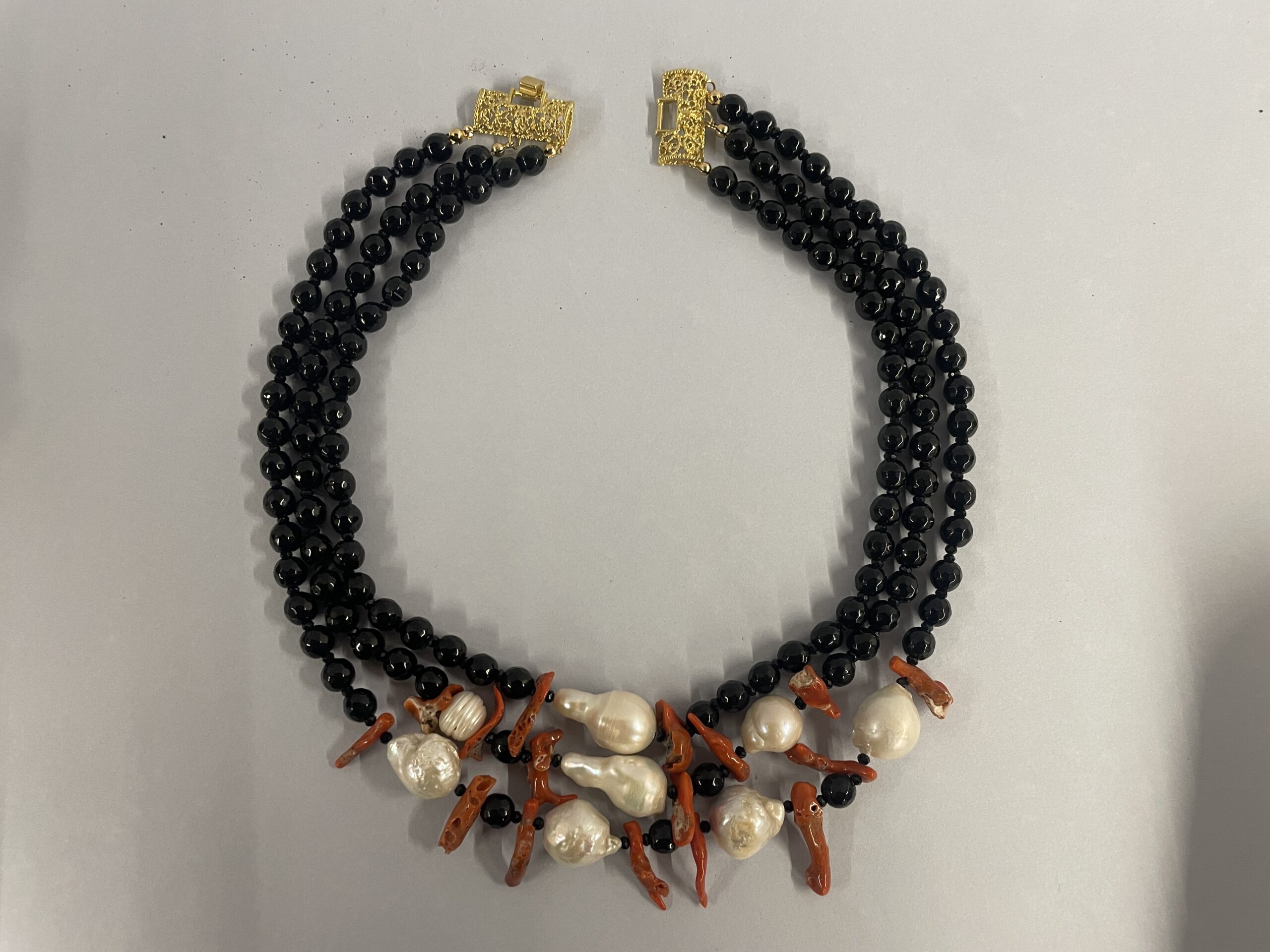 collana tre fili onice, perle e corallo autentico