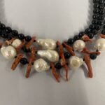 collana tre fili onice, scaramazze e corallo
