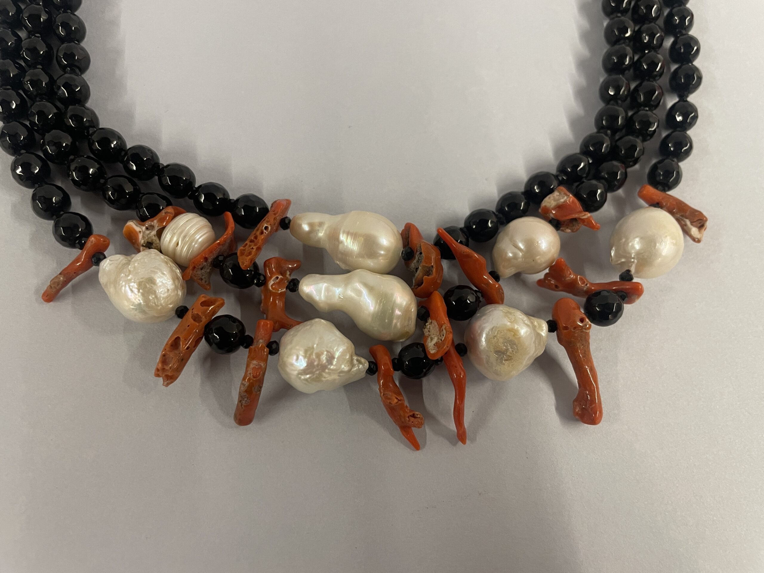 collana tre fili onice, scaramazze e corallo