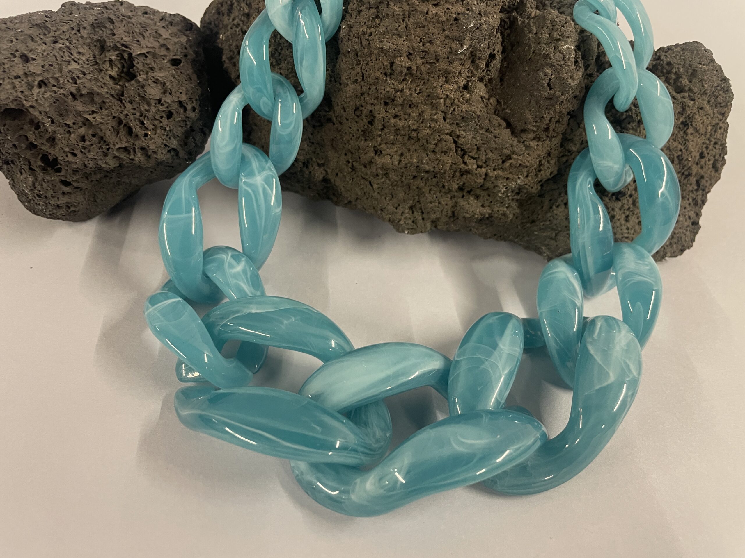 grande collana maglie resina celeste