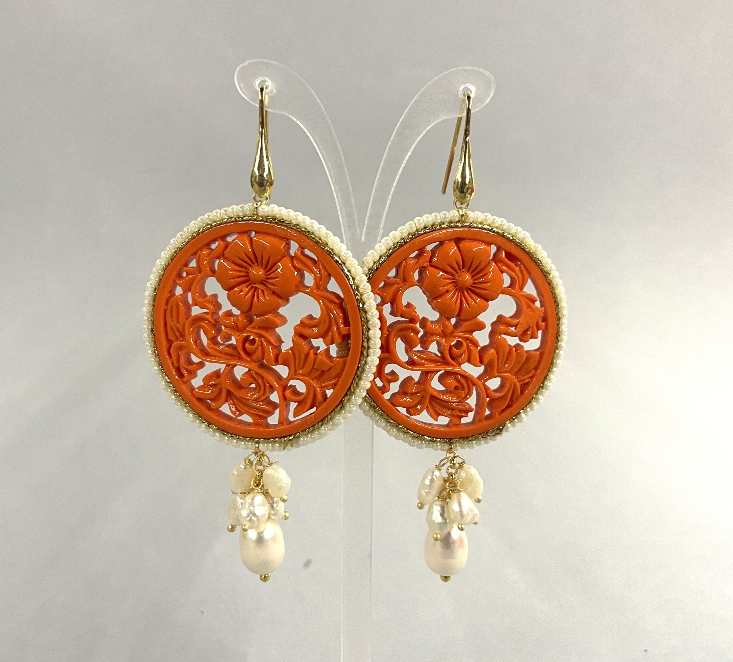 Orecchini con cammeo arancio corallo, perle di fiume e argento