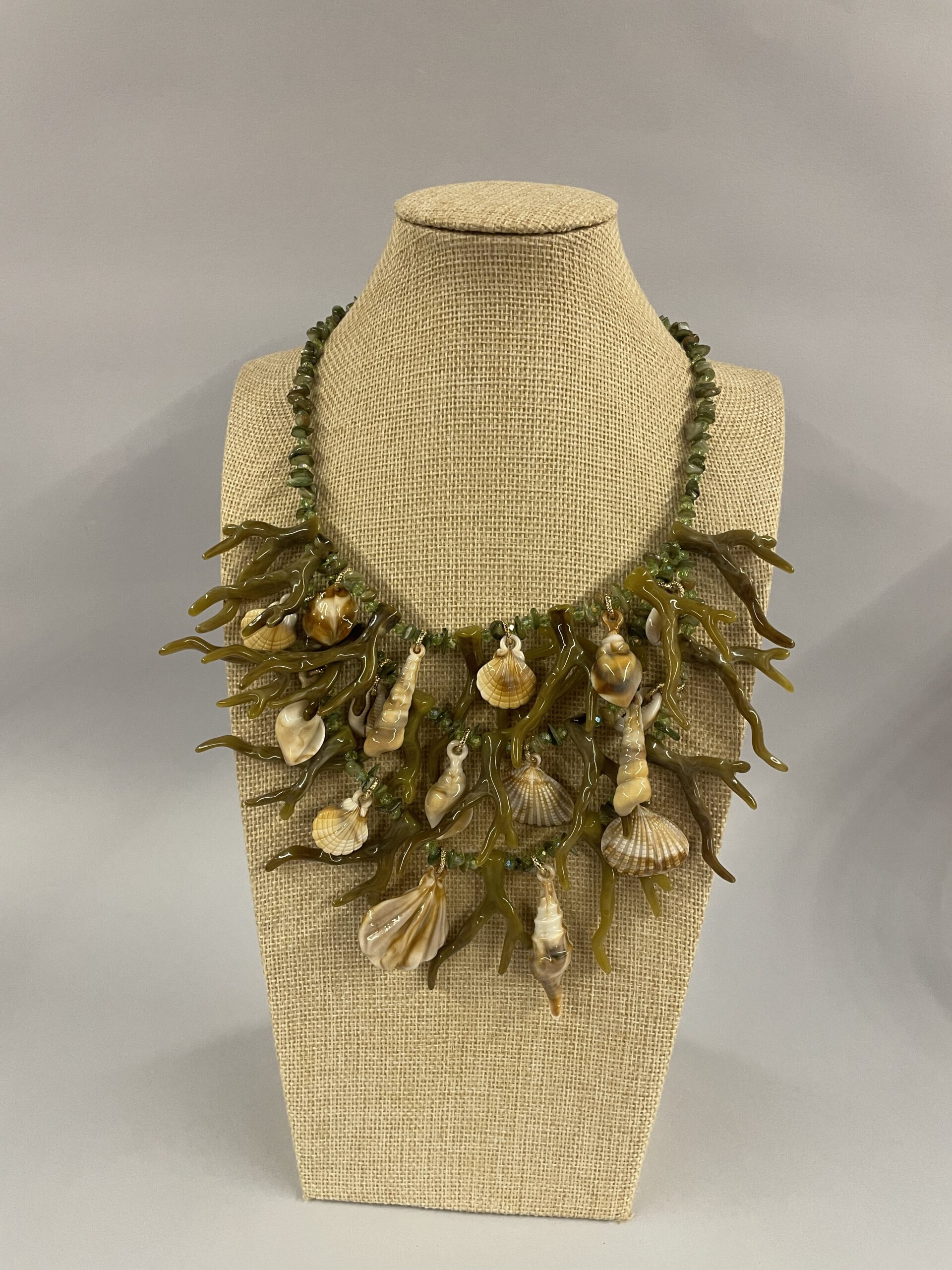 collana verde con charms marini