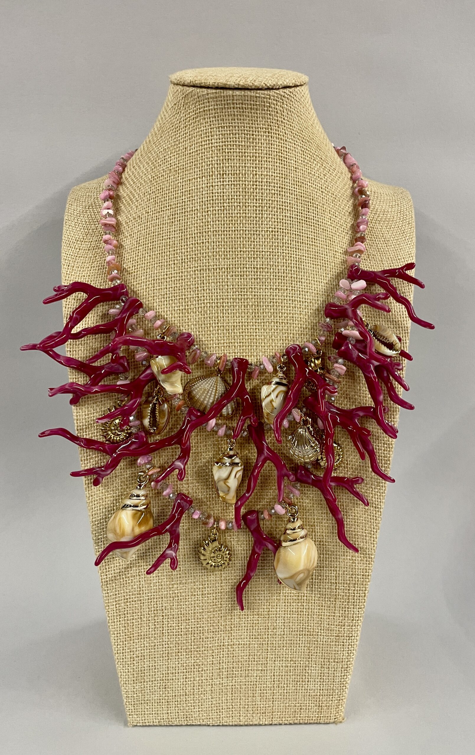 collana estiva con charms marini