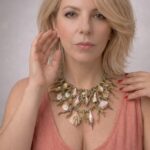 collana verde con conchiglie indossata