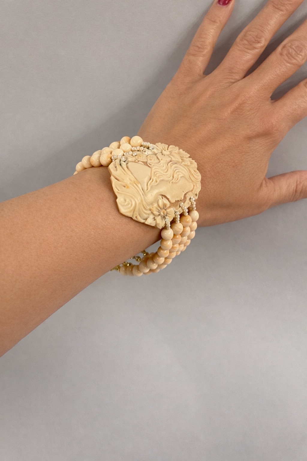 bracciale gioiello multifilo corniola e cammeo