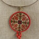 ciondolo siciliano artigianale con design geometri maiolicate
