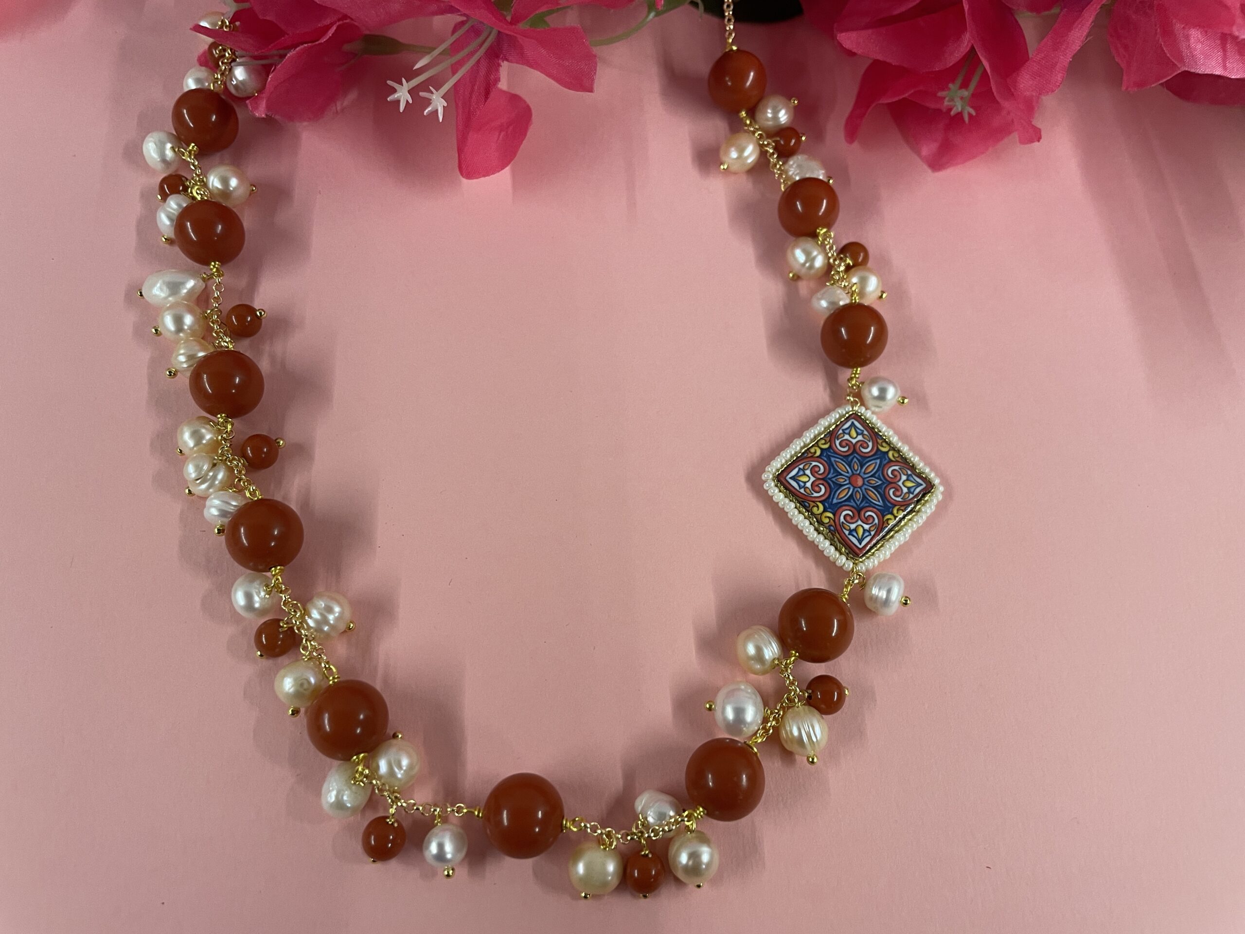 collana artigianale Caltagirone, pasta in corallo rosso e mattonella