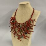 collana artigianale con coralli di resina rossa e ciondoli estivi