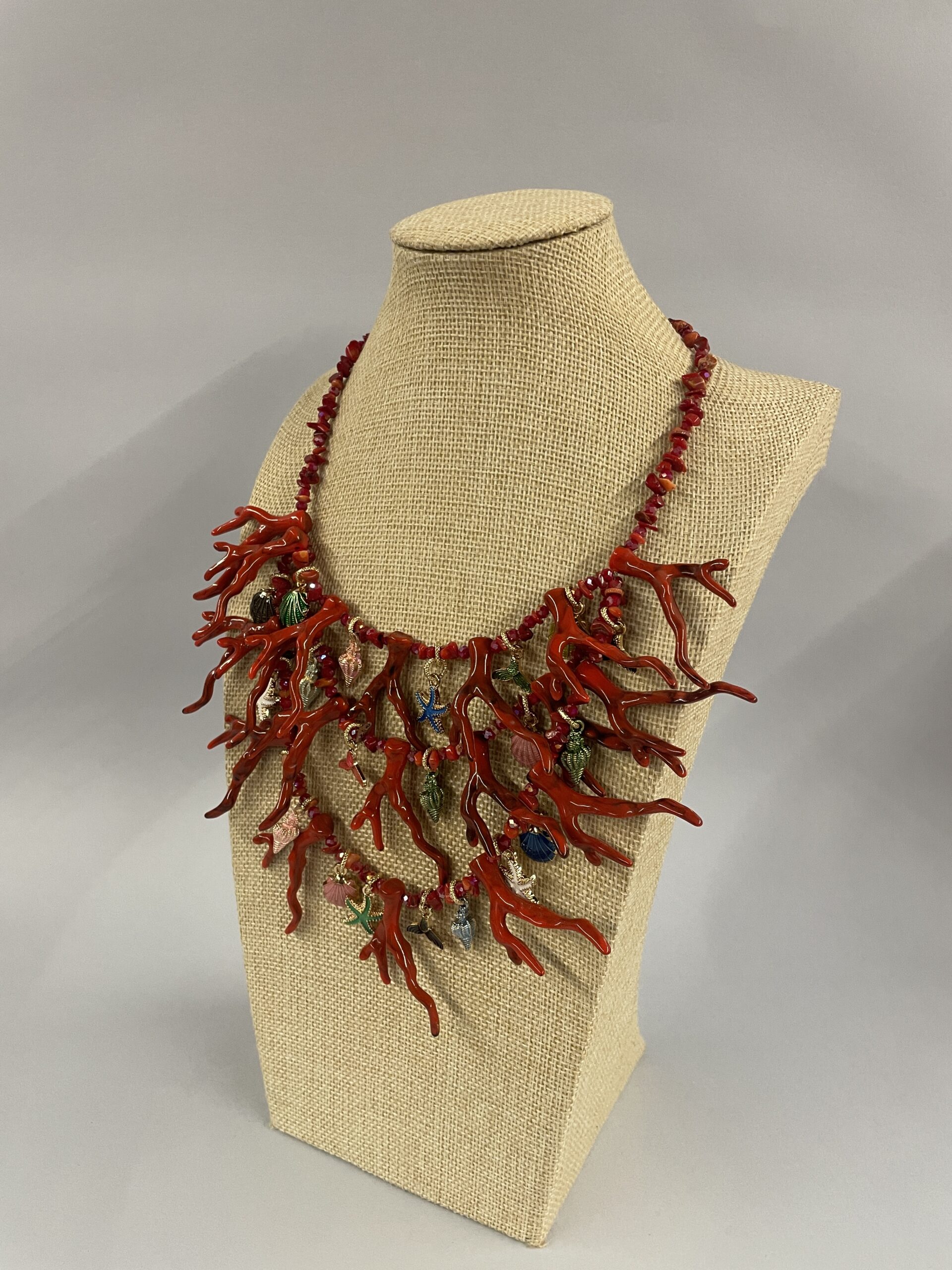 collana artigianale con coralli di resina rossa e ciondoli estivi