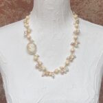collana artigianale con corniola rosa chiaro e cammeo