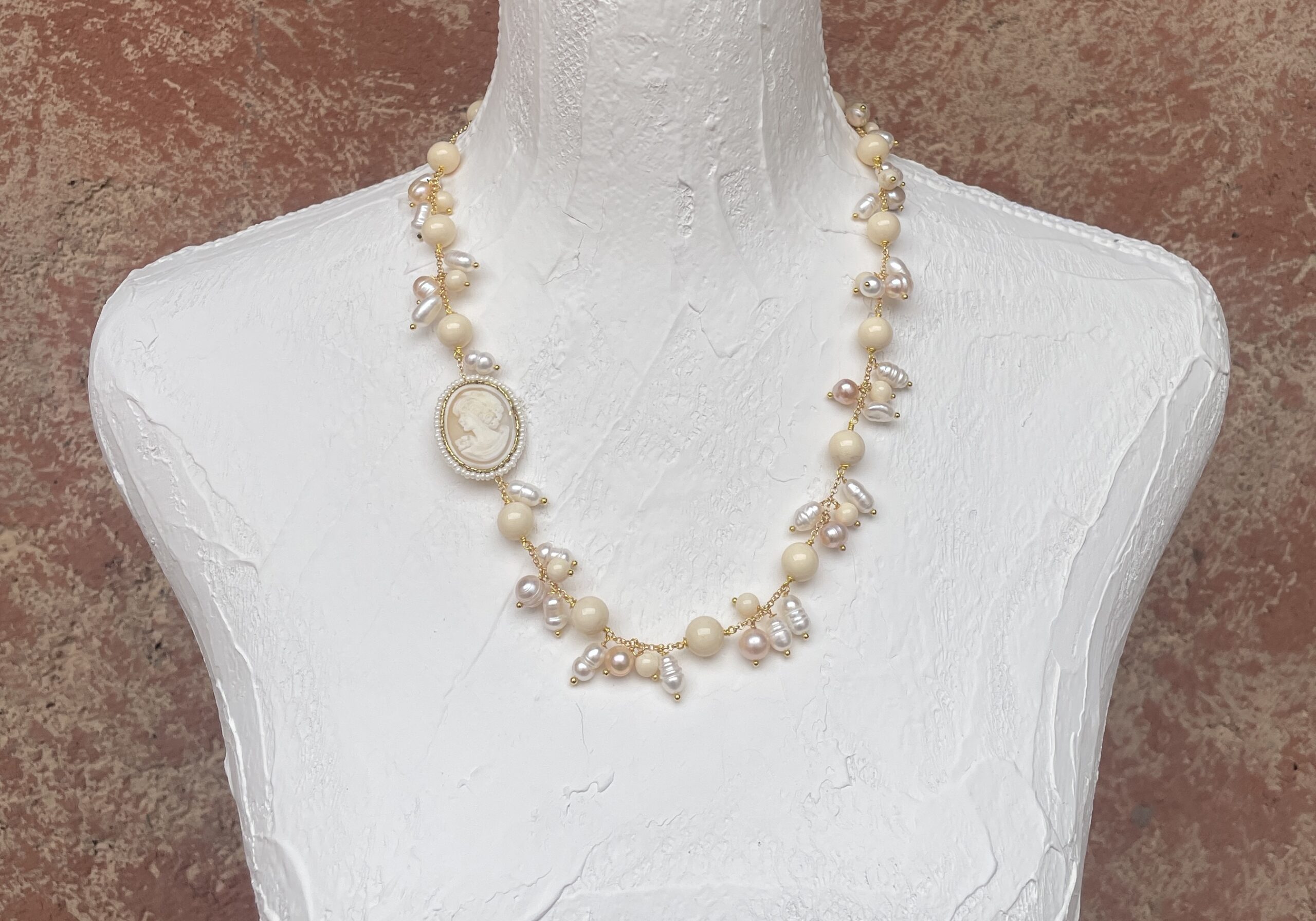 collana artigianale con corniola rosa chiaro e cammeo