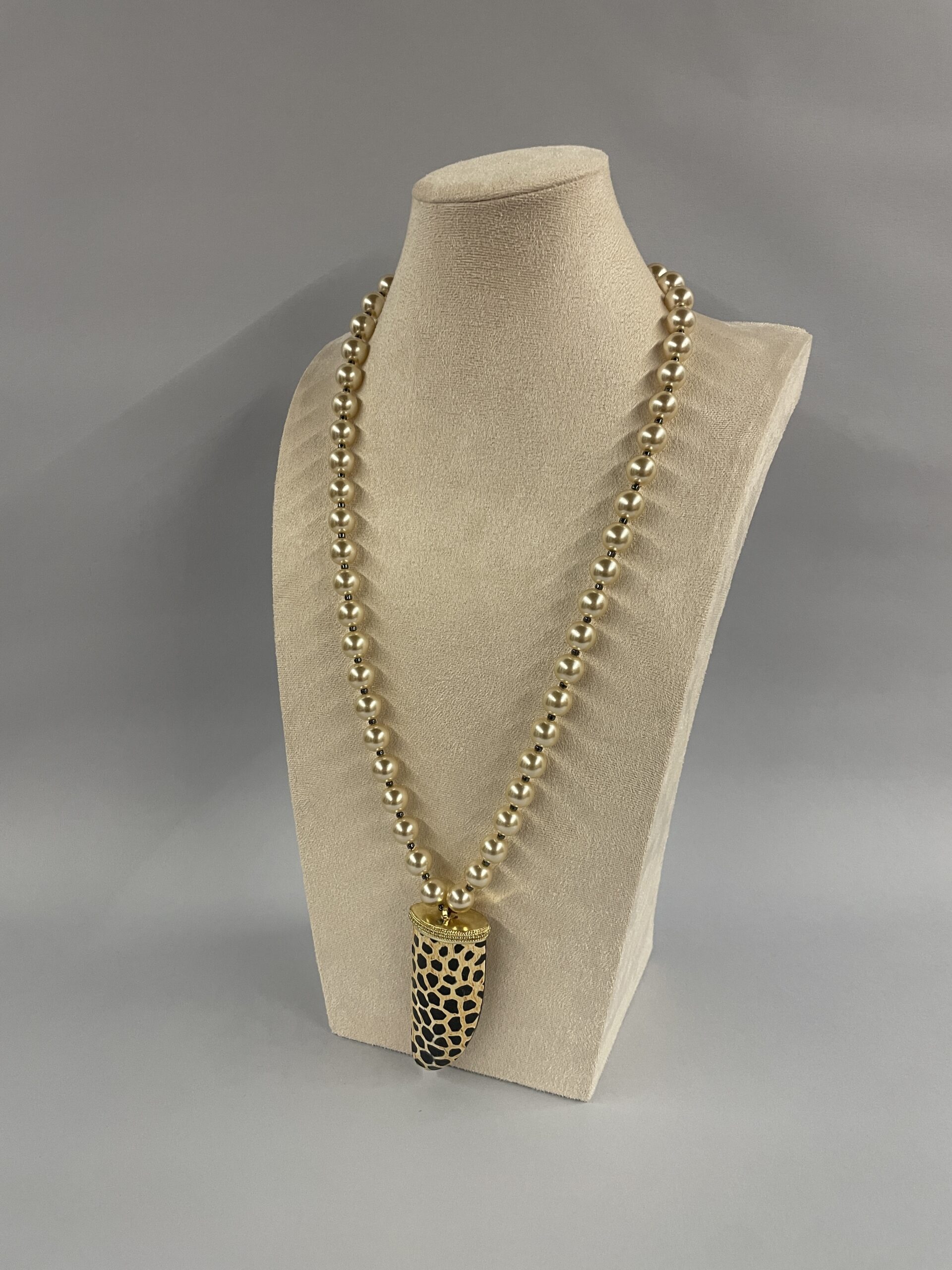 collana artigianale con maxi perle maiorca e corno