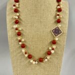 collana artigianale con pasta corallo rosso, mattonella in ceramica