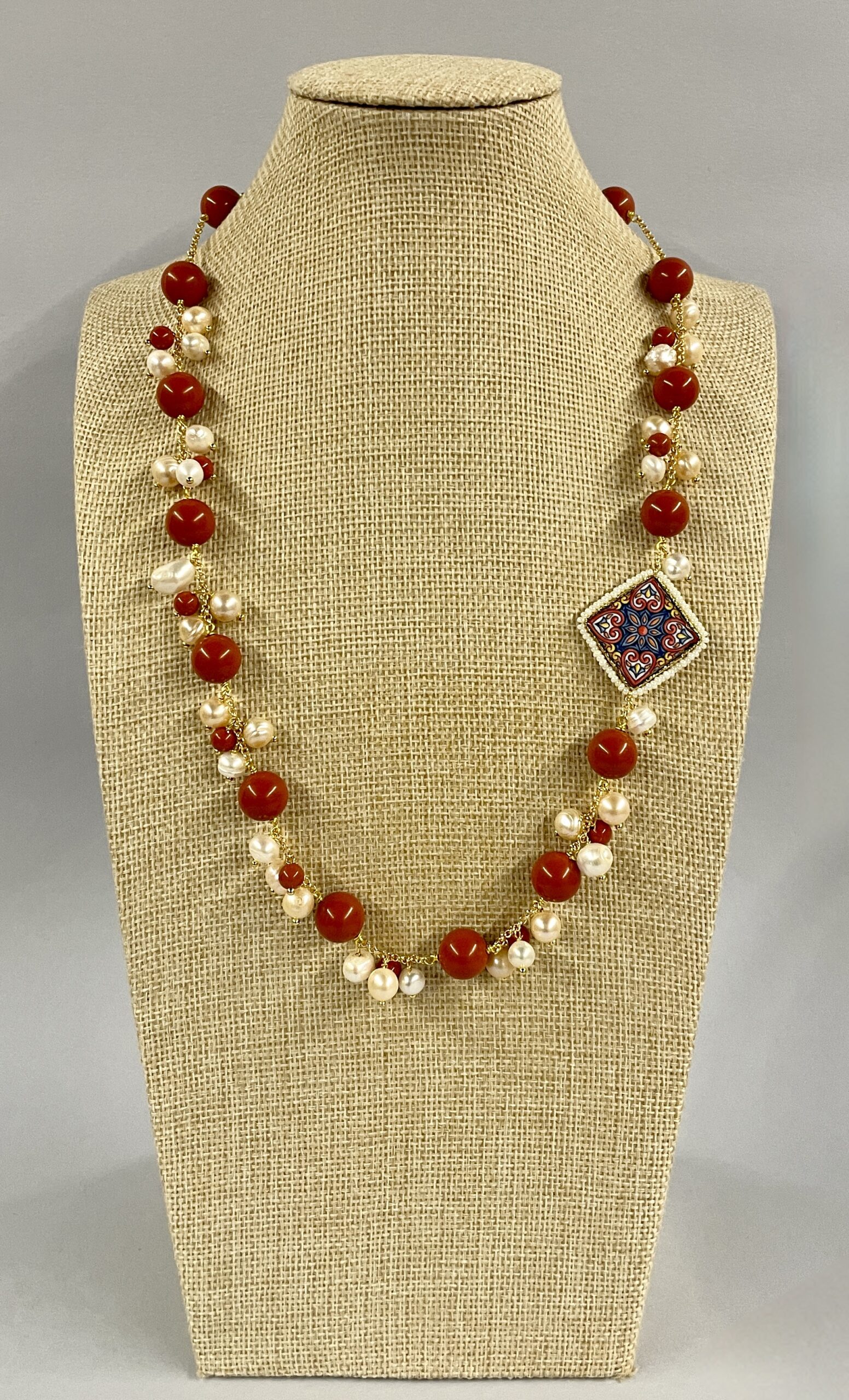 collana artigianale con pasta corallo rosso, mattonella in ceramica