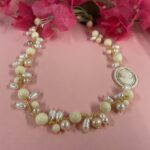 collana artigianale con perle di fiume e corniola chiara e cammeo di conchiglia