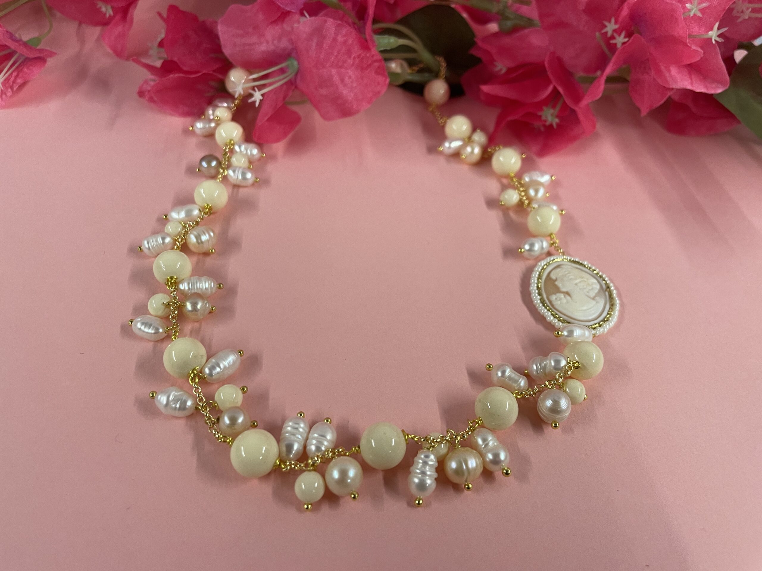 collana artigianale con perle di fiume e corniola chiara e cammeo di conchiglia