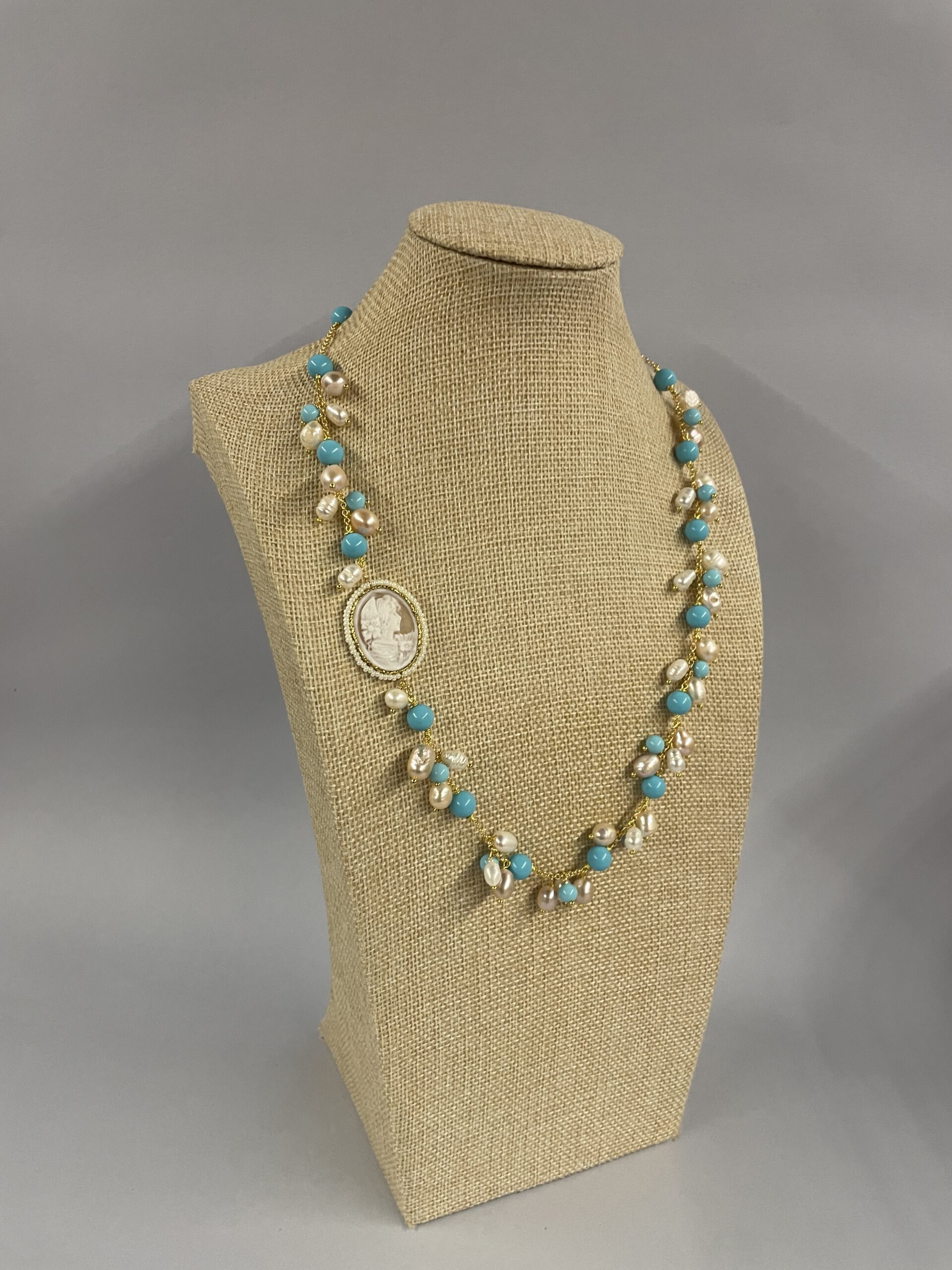collana artigianale con perle pasta turchese, perle naturali e cammeo ovale