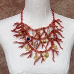 collana artigianale, coralli in resina e charms marini
