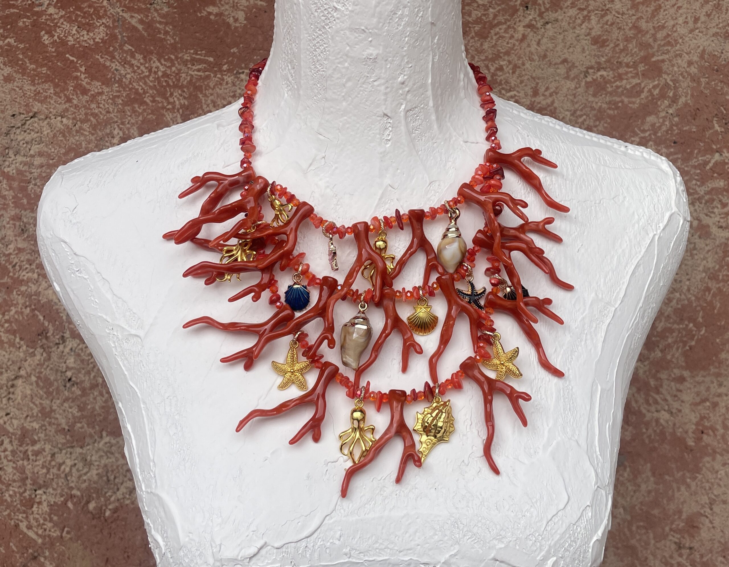collana artigianale, coralli in resina e charms marini