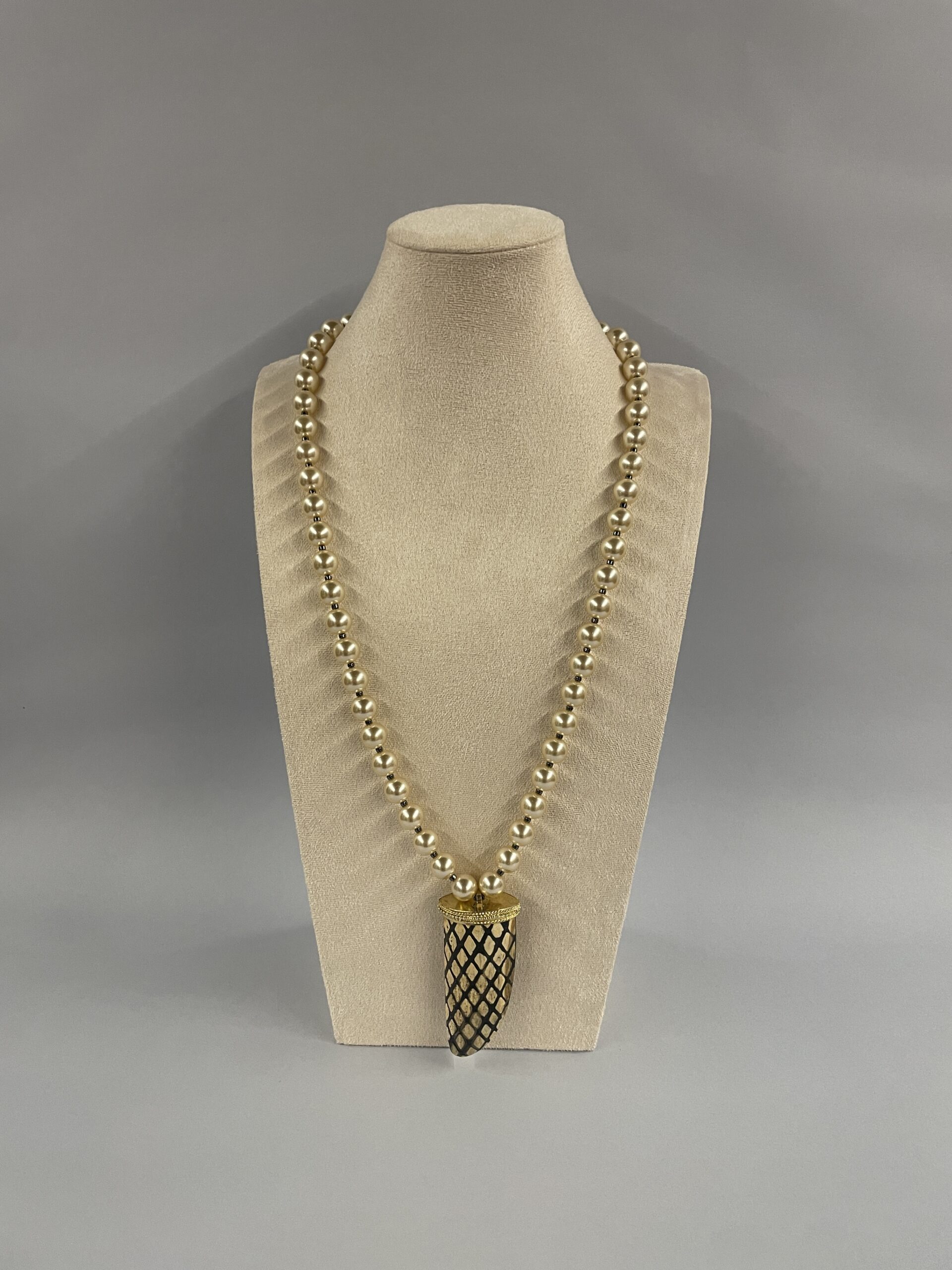 collana con maxi corno e perle maiorca