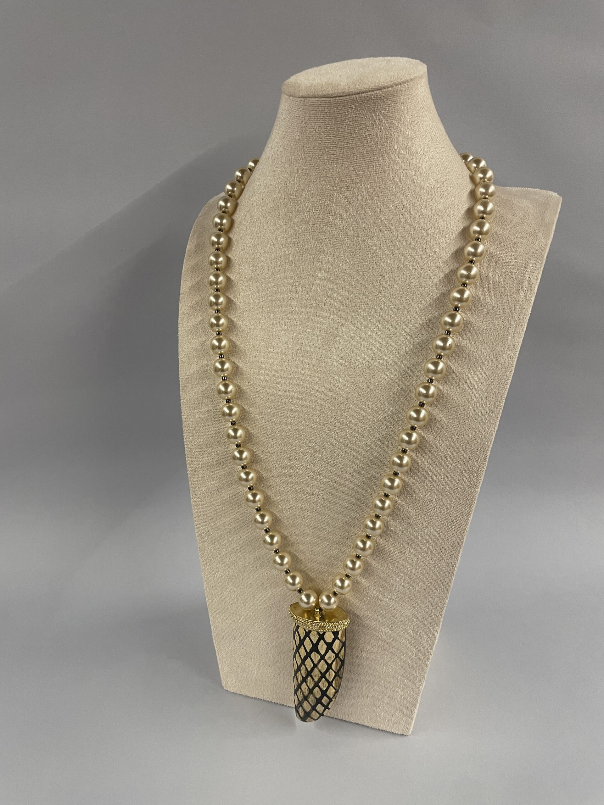 collana con maxi perle maiorca e Corno etnico
