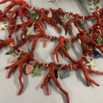 collana da spiaggia con coralli di resina e conchiglie