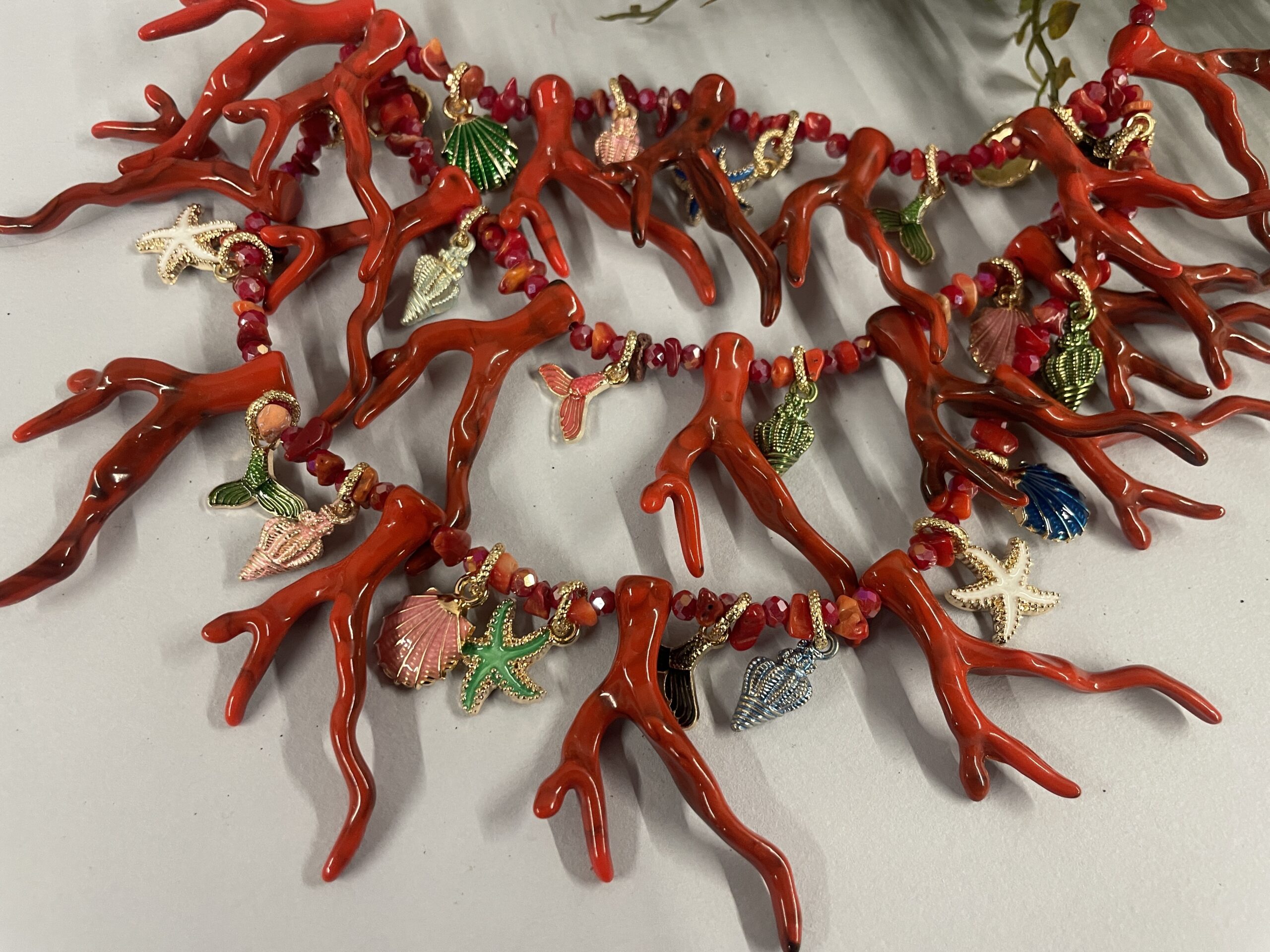 collana da spiaggia con coralli di resina e conchiglie