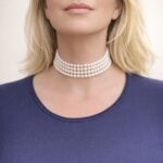 chocker perle bianche indossato