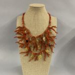 collana girocollo corallo resina colore arancio e charms