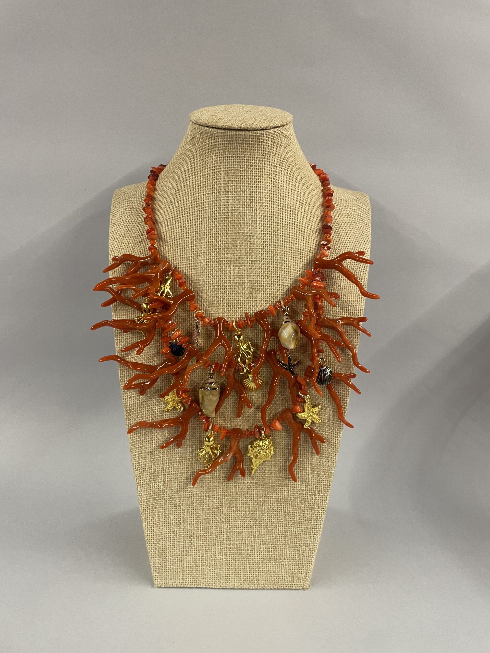 collana girocollo corallo resina colore arancio e charms