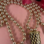 collana lunga artigianale con perle rosate e grande corno