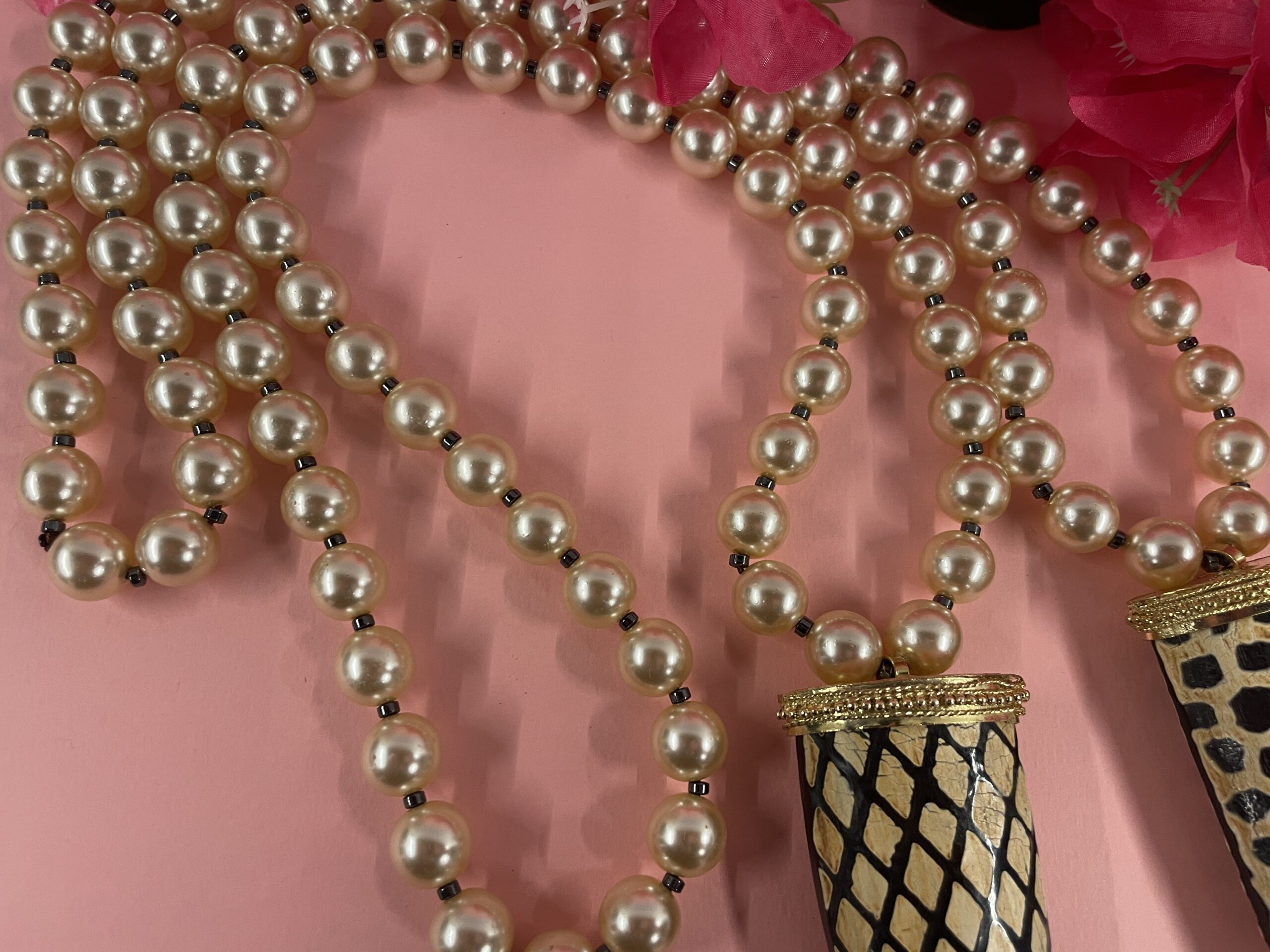 collana lunga artigianale con perle rosate e grande corno