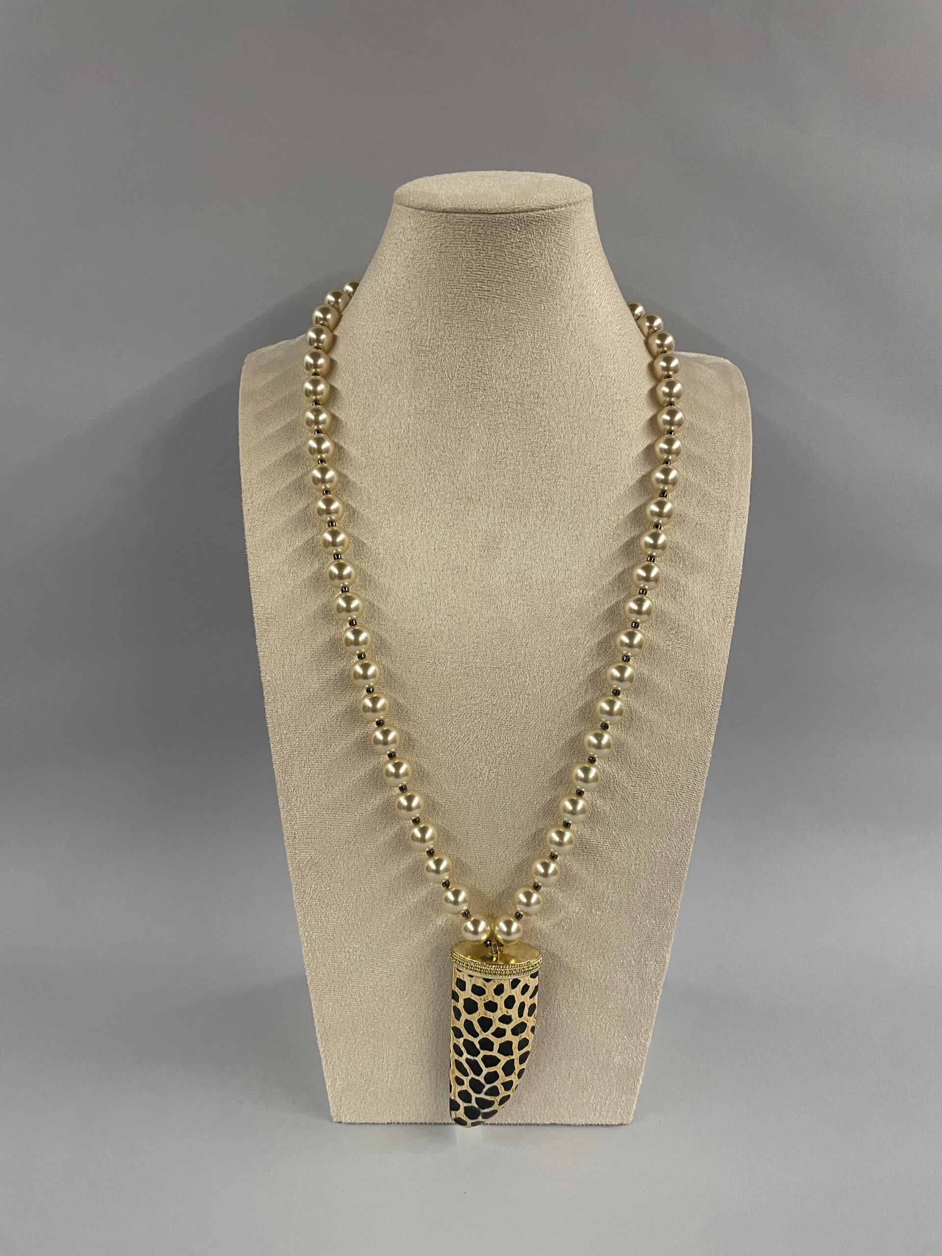 collana perle maiorca e corno orientale