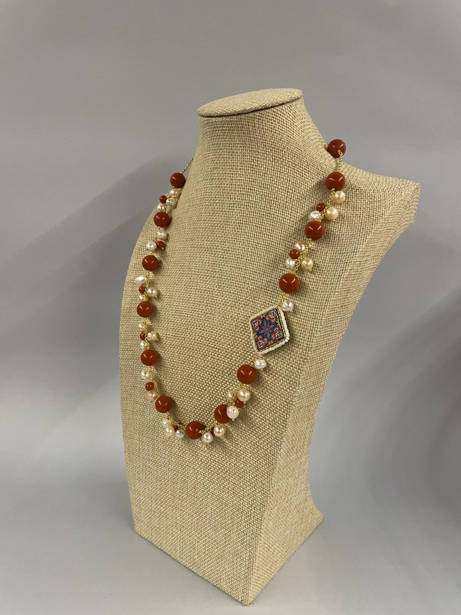 collana corallo rosso e mattonella