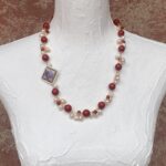 collana siciliana artigianale con pasta corallo rosso, perle e mattonella caltagirone