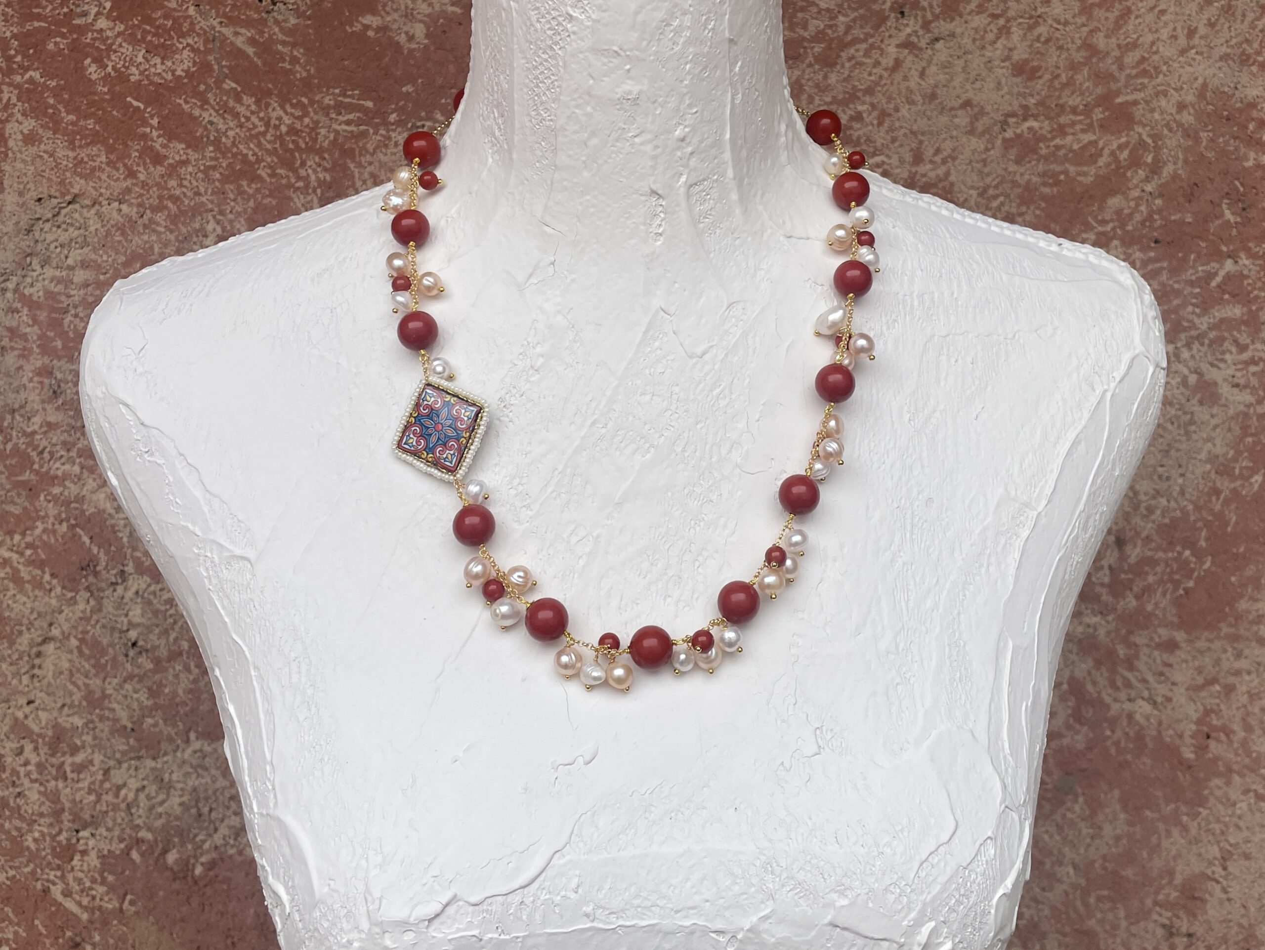 collana siciliana artigianale con pasta corallo rosso, perle e mattonella caltagirone
