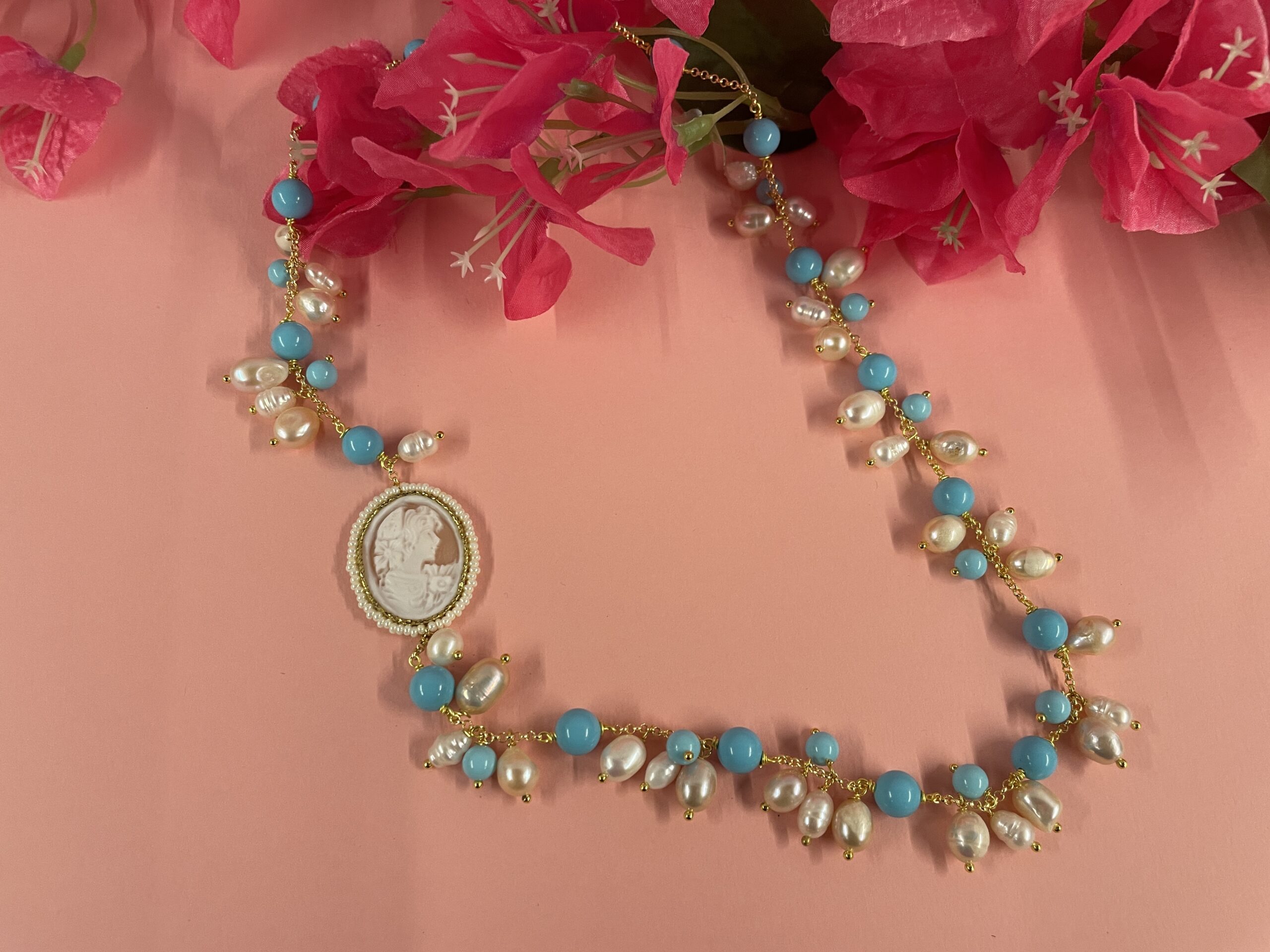 collana siciliana con cammeo, pasta di turchese e perle bianche