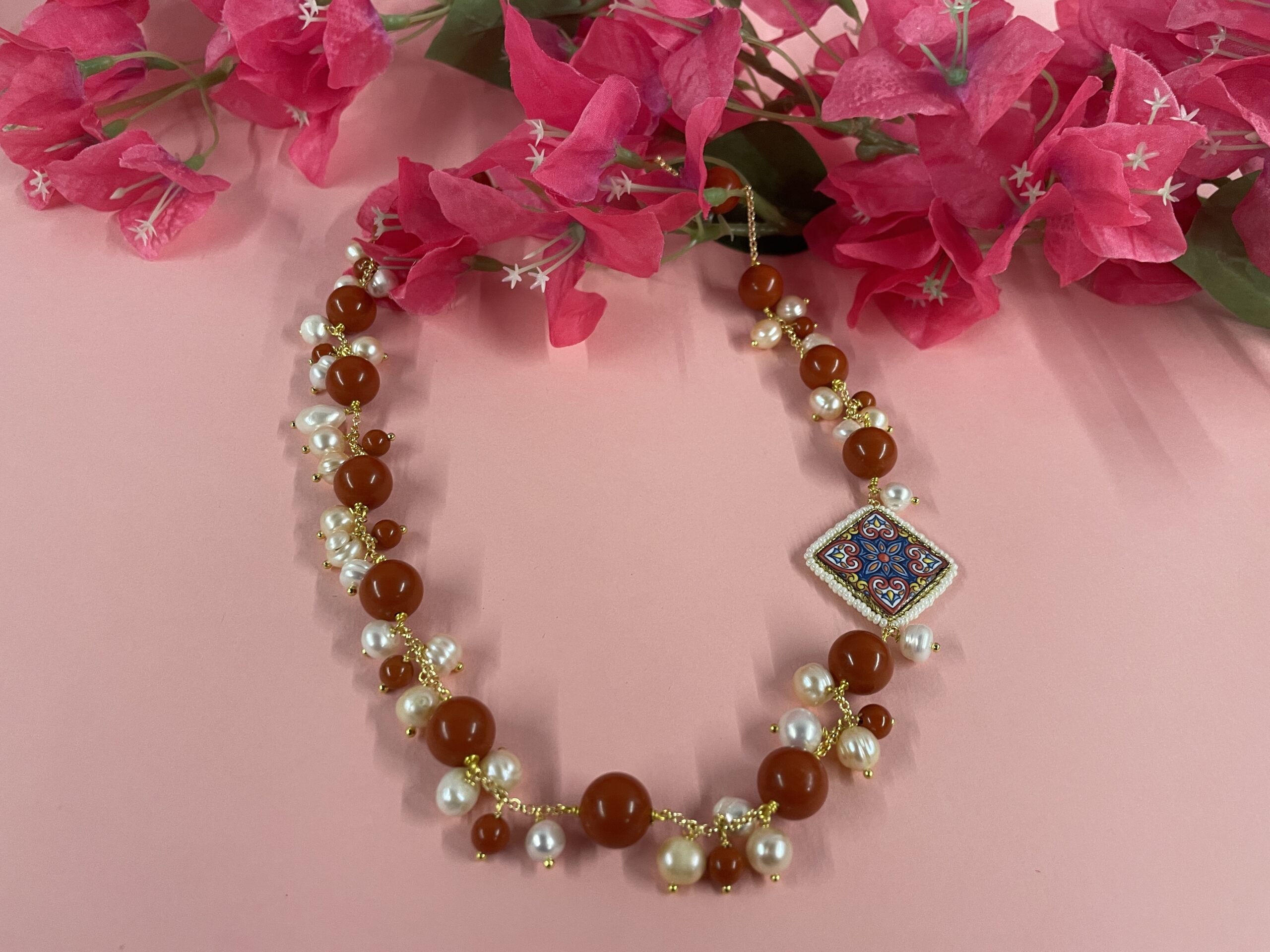 collana siciliana con corallo, perle di fiume e mattonella caltagirone