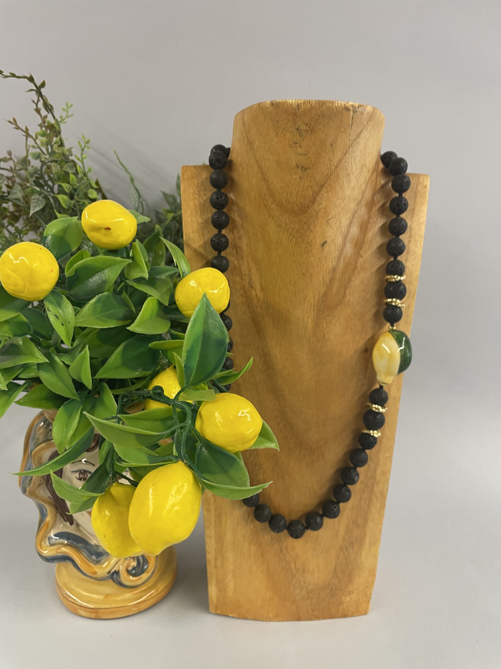 collana artigianale siciliana con lava e limoni